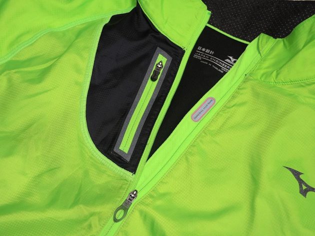 Bunda Mizuno Breath Thermo Premium Windtop: Detail rozepínání u krku a kapsičky.