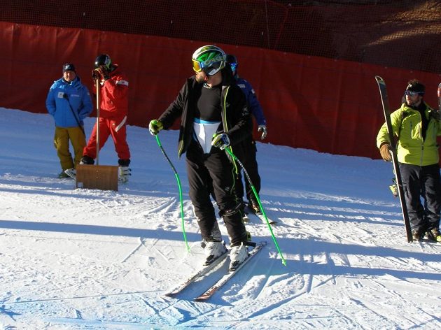 Jan Hudec při prohlídce trati před závody světového poháru ve Val Gardeně.