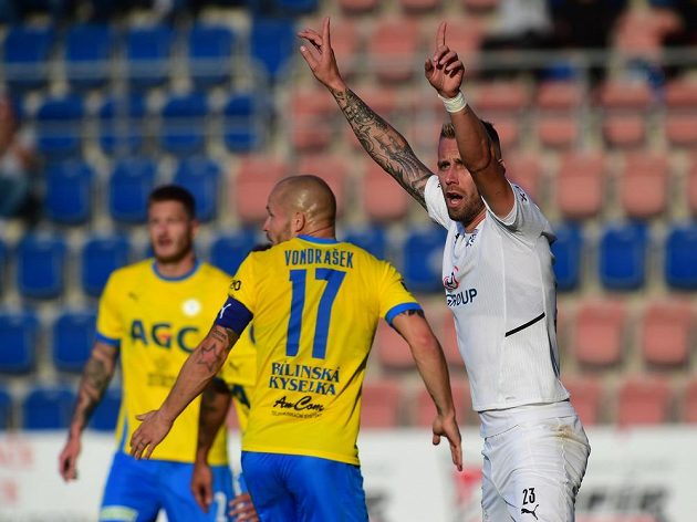 Zleva Tomáš Vondrášek z Teplic a střelec vyrovnávacího gólu Petr Reinberk ze Slovácka.