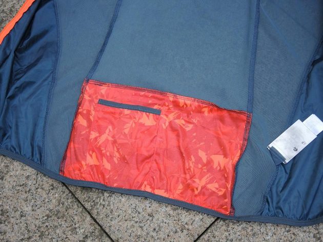 Trailová běžecká vesta Kalenji: Vnitřní kapsička na zádech určená ke sbalení vesty.