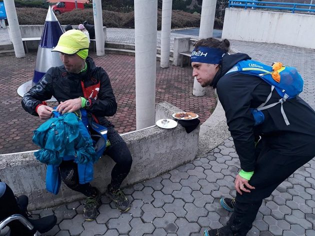 Nazdar, babi, tak jsme tady! Dopolední přistání na Černém mostě.