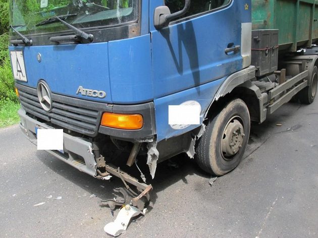 Nákladní automobil dopadl podstatně lépe, škoda byly vyčíslena na 50 tisíc korun.