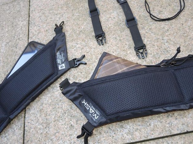 Běžecké pouzdro Binder Jogger od Mask Gear pobere i větší telefon a rozměrnější peněženku.