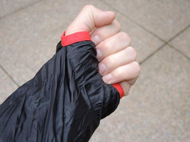 CompresSport Trail Hurricane Jacket - díra na palec zvýší kromě jiného i teplotní komfort.