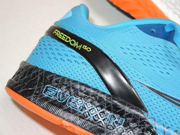 Běžecké boty Saucony Freedom ISO: Pata má sice podpěru, ta je ale příjemně měkká.