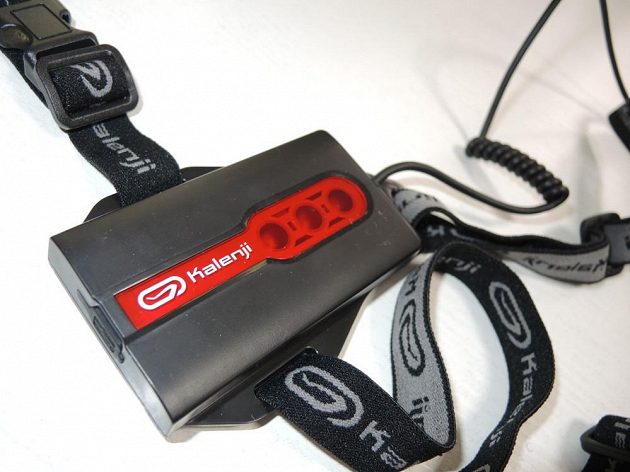 Detail bateriového pouzdra s červeným zadním světlem. Velice dobře je vyřešena gumová krytka konektoru USB.