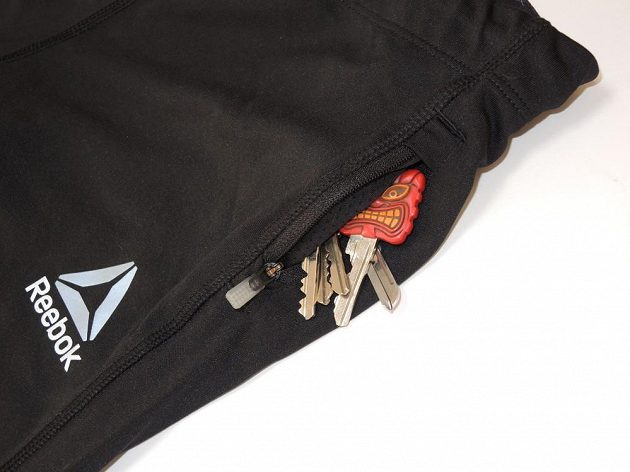 Tříčtvrteční legíny Reebok Running Essentials - logo v reflexní úpravě a boční kapsička.