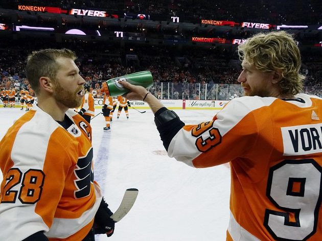 kapitán Philadelphie Claude Giroux (vlevo) a Jakub Voráček před zápasem se San Jose.