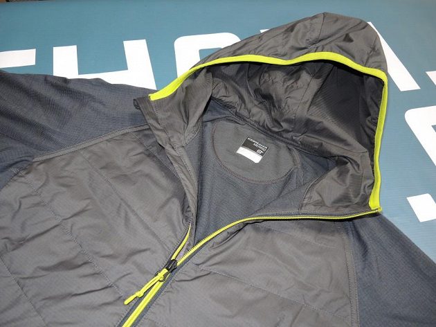 Icebreaker Ellipse Long Sleeve Half Zip Hood: Detail zpracování kapuce a hlavního zipu.