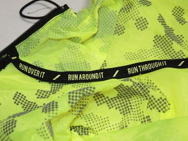 Větrovka Reebok One Series Running Wind Breaker: Kdybyste zapomněli, o čem to běhání je - přes, okolo, skrz!
