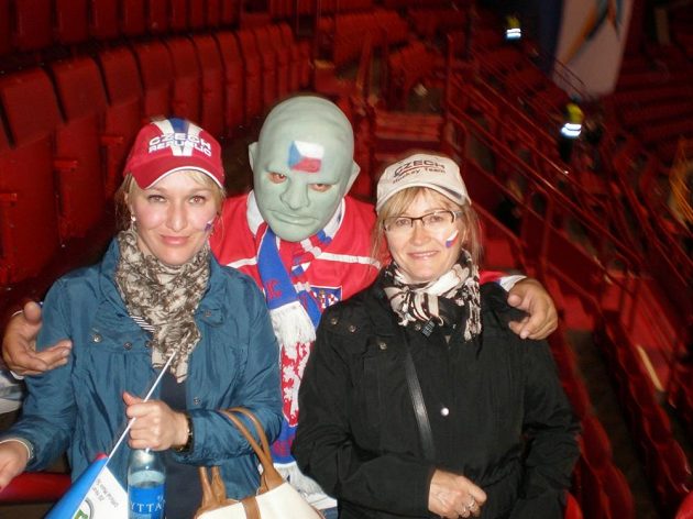 Sandra Jounová neholduje jen běhání. S Fantomasem se potkala na hokeji.