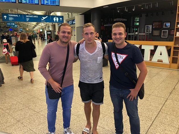 Lukáš Droppa (uprostřed) s agenty Davidem a Filipem Zíkou na letišti po odsouhlasení smlouvy s kazašským klubem Šachtar Karaganda.