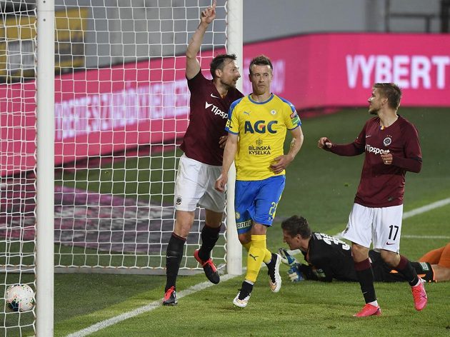 Libor Kozák (vlevo) se raduje z třetího gólu Sparty. Vpravo je jeho spoluhráč Martin Frýdek, druhý zleva Lukáš Mareček z Teplic, na zemi brankář Tomáš Grigar.