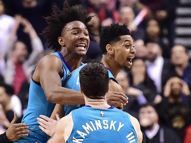 Paráda! Střela Jeremyho Lamba z poloviny hřiště v poslední vteřině utkání přinesla basketbalistům Charlotte v NBA výhru.