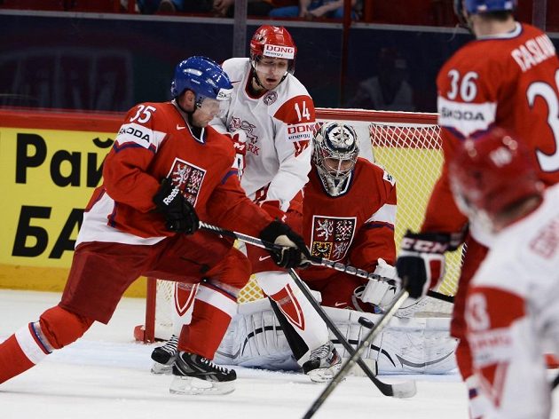 Před brankářem Ondřejem Pavelcem cloní Dán Kirill Starkov. Toho brání český obránce Jan Hejda (vlevo).