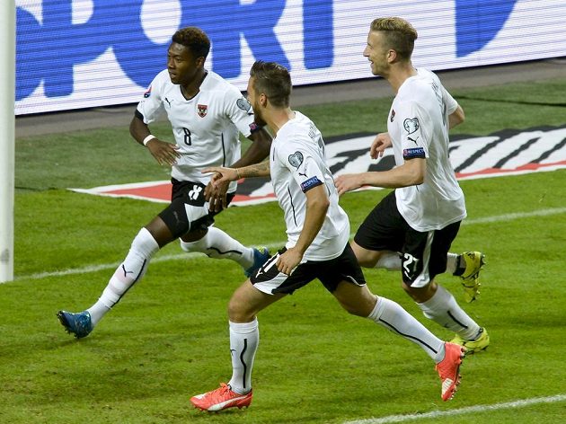 David Alaba načal rakouskou kanonádu na švédské půdě. Uprostřed slaví Martin Harnik, vpravo Marc Janko.