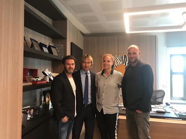 Fotbalistka Andrea Stašková ve společnosti svých manažerů Karola Kisela (vlevo) a Martina Latky (vpravo) a legendy Juventusu Pavla Nedvěda.
