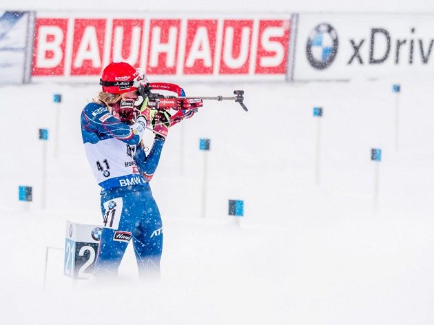 Česká biatlonistka Markéta Davidová během střelby v sobotní stíhačce v rakouském Hochfilzenu.