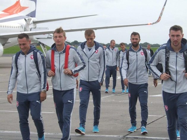 Češi přistáli dobýt Belfast. Zleva vpředu Jan Bořil, Ladislav Krejčí, Tomáš Souček, Josef Hušbauer a Jaromír Zmrhal.
