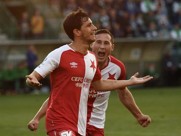 Radost v podání fotbalistů Slavie Ruslana Mingazova a Jana Bořila během utkání 27. kola první fotbalové ligy.
