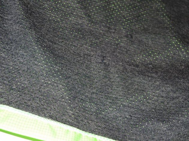 Bunda Mizuno Breath Thermo Premium Windtop: Detail zateplovací tkaniny pod neprofukem.