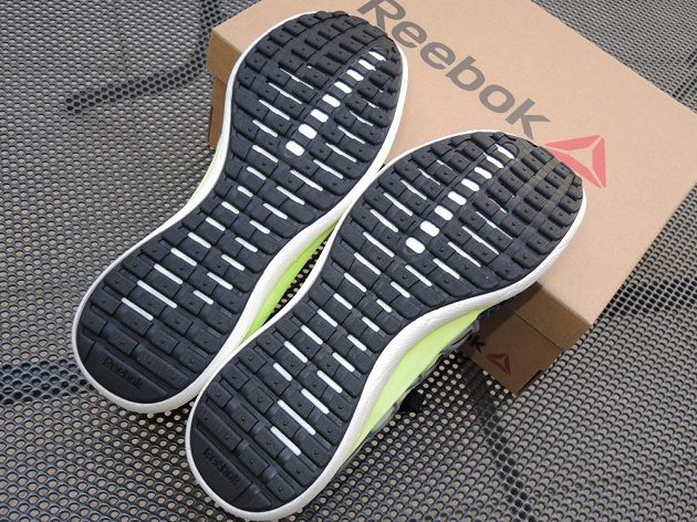 Reebok Floatride: Odlehčená podrážka skvěle drží za sucha. Za mokra by mohla držet lépe.