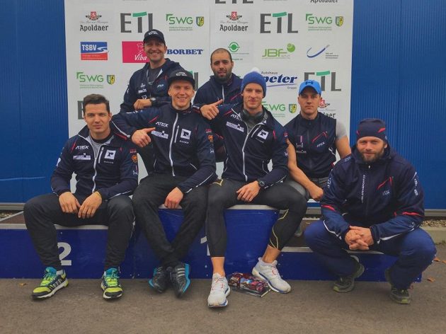 Z mezinárodního německého mistrovství ve startech: zleva Jan Stokláska, David Kupčík (nahoře), David Edygy (dole), Dominik Suchý (bez čepice), Dominik Dvořák, Adam Dobeš, Jan Vrba.