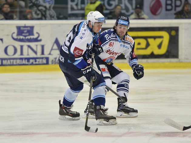 V souboji plzeňský útočník David Stach (vlevo) a obránce Peter Trška z Vítkovic.