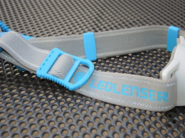 Běžecká čelovka Ledlenser Neo 10R - detail čelenky s reflexními prvky a karabinkou.