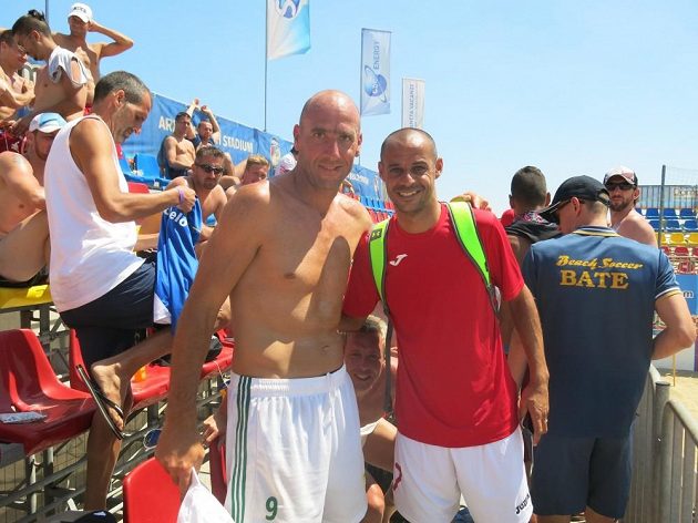 Fotku s Dinem musím mít! I slavný portugalský plážový fotbalista Madjer (vpravo) se nechal vedle Jana Kollera zvěčnit...