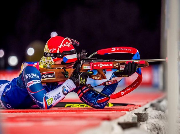 Veronika Vítková při střelbě během vytrvalostního závodu ve švédském Östersundu.