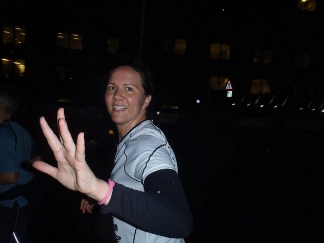 Marie-Louise Stenildová při svém úspěšném pokusu o sedm maratónů na sedmi kontinentech za sedm dnů.