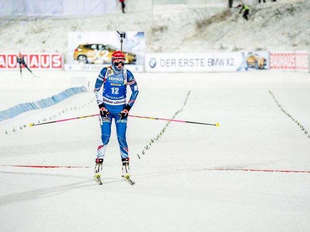Eva Puskarčíková v cíli vytrvalostního závodu ve švédském Östersundu.