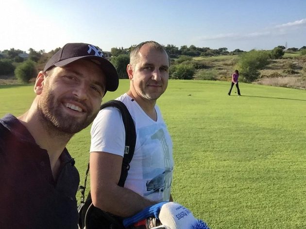Martin Peško (vpravo) s brankářem Slavie Přemyslem Kovářem na golfu v Izraeli.