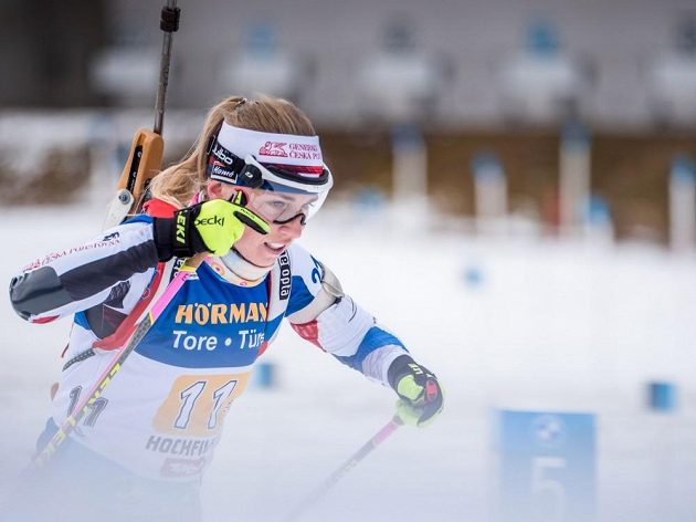 Eva Puskarčíková se v Hochfilzenu hledá, dnes musela na jedno trestné kolo.