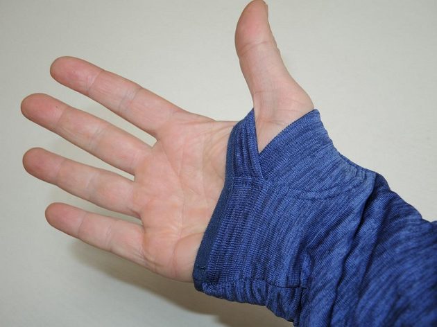 Běžecká mikina Nike Therma Sphere Element: Průstup na palec je detailně propracovaný.