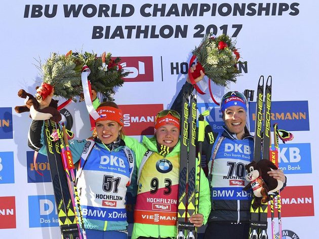 Tři nejlepší z vytrvalostního závodu na MS v Hochfilzenu (zleva): Stříbrná Gabriela Koukalová, zlatá Laura Dahlmeierová a bronzová Alexia Runggaldierová.