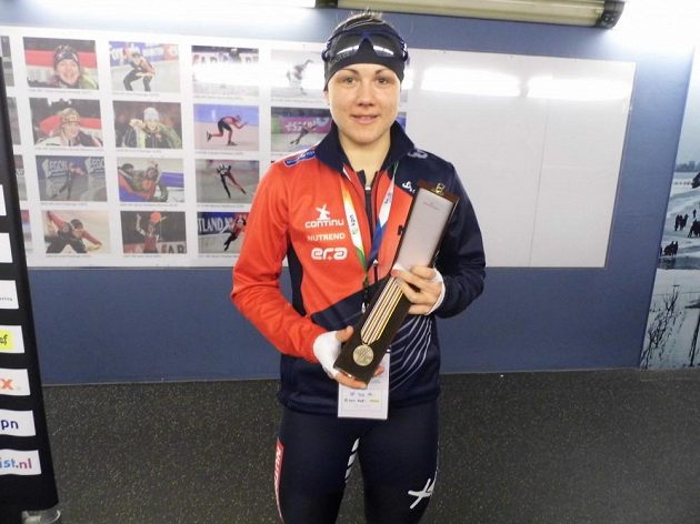 Rychlobruslařka Karolína Erbanová pózuje s bronzovou medailí, kterou vybojovala v závodě na 1000 metrů na MS v Heerenveenu.