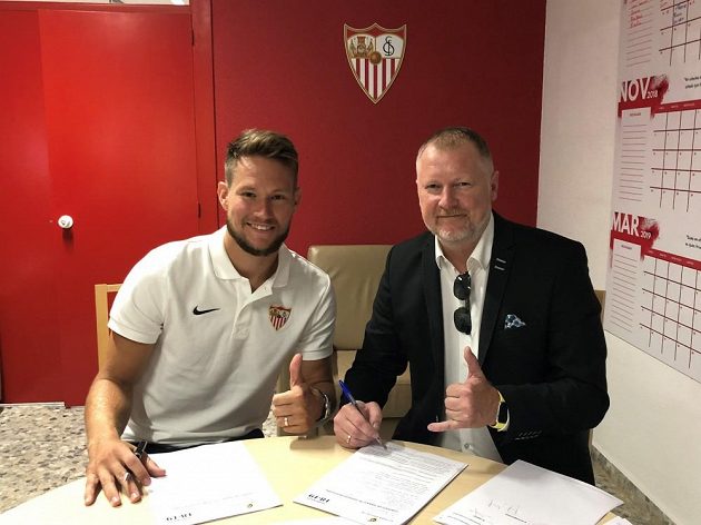 Tomáš Vaclík a jeho manažer David Nehoda podepisují kontrakt ve španělské Seville.