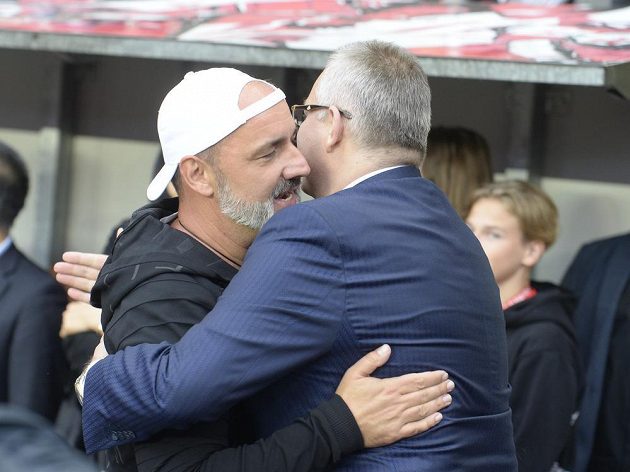 Trenér Slavie Jindřich Trpišovský (vlevo) se objímá po zápase s předsedou představenstva klubu Jaroslavem Tvrdíkem.