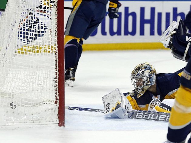 Zklamaný Michal Neuvirth po jedné z inkasovaných branek v zápase s Edmontonem.