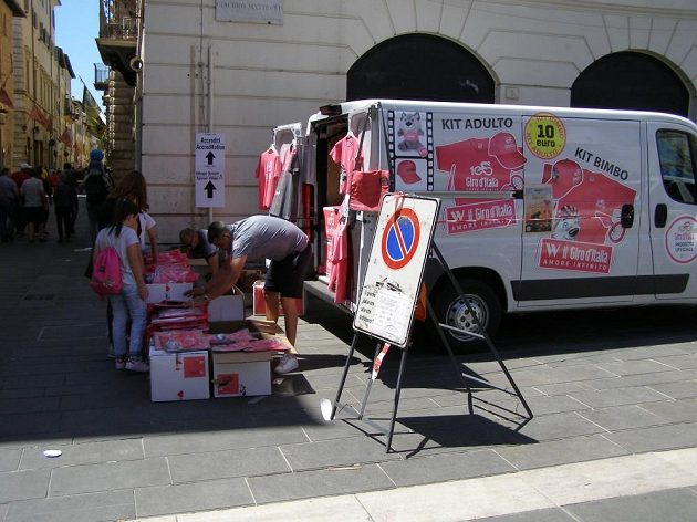 Když se jede slavné Giro d'Italia, je v Itálii cyklistika sportem číslo 1. Zavládne růžové šílenství.