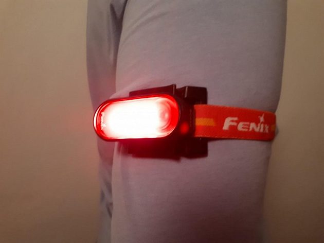 Sportovní dobíjecí blikačka Fenix BC05R: Běžci mohou mít blikačku například také na paži.