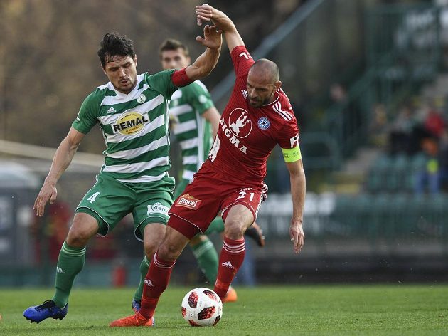 Josef Jindřišek z Bohemians a Michal Vepřek z Olomouce v souboji během čtvrtfinále fotbalového MOL Cupu.