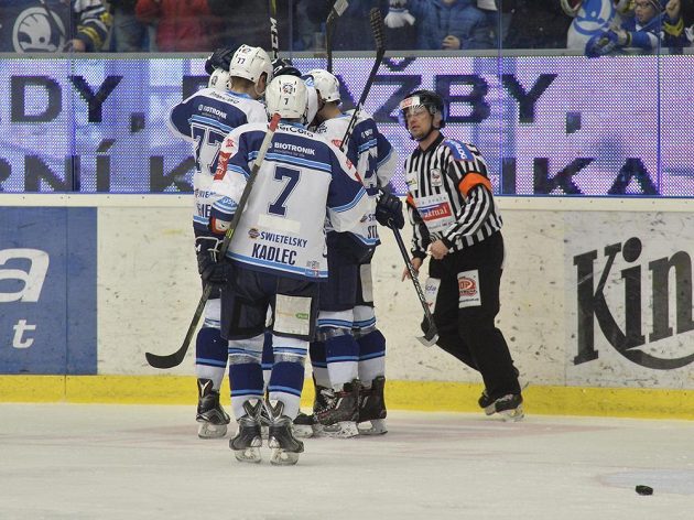 Hokejisté Plzně se radují z prvního gólu v síti Vítkovic v předkole play off hokejové extraligy.