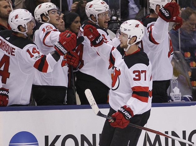 Útočník Pavel Zacha z New Jersey Devils slaví se spoluhráči gól, který vstřelil v utkání NHL do sítě Toronta Maple Leafs. V utkání se trefil hned dvakrát.