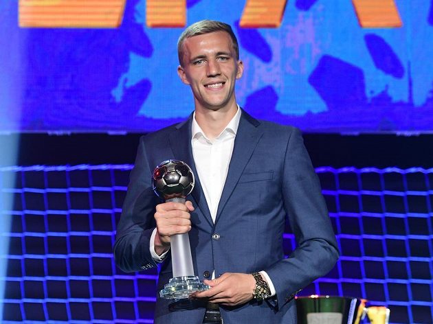 Záložník Slavie Tomáš Souček převzal cenu pro nejlepšího hráče sezony první fotbalové ligy.