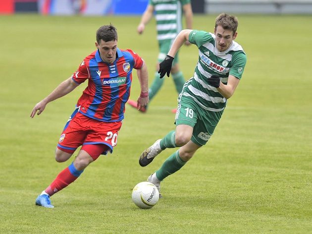 Utkání 20. kola první fotbalové ligy: Viktoria Plzeň - Bohemians Praha 1905. Zleva Pavel Bucha z Plzně a Roman Květ z Bohemians.