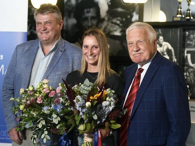 Tenistka Markéta Vondroušová (uprostřed) na tiskové konferenci po příletu z olympijských her v Tokiu, kde získala stříbrnou medaili v ženské dvouhře. Vlevo je šéf Českého tenisového svazu Ivo Kaderka a vpravo bývalý český prezident a současný prezident tenisového klubu I. ČLTK Václav Klaus.