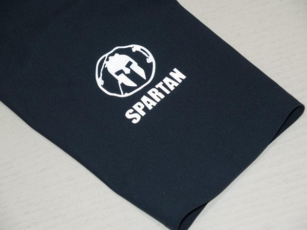 Běžecké kompresní legíny Reebok Spartan Stealth: Odrazkový Spartan u pravého kotníku.